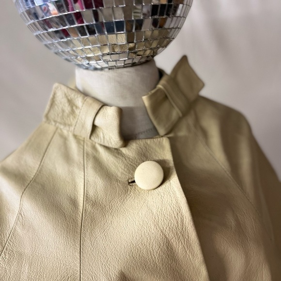 VINTAGE CREAM LEATHER CAPE - Picture 11 of 13
